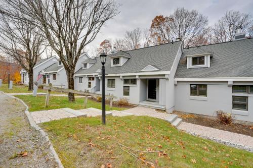 Sunny Stratton Townhome about 1 Mi to Skiing! in Stratton, USA