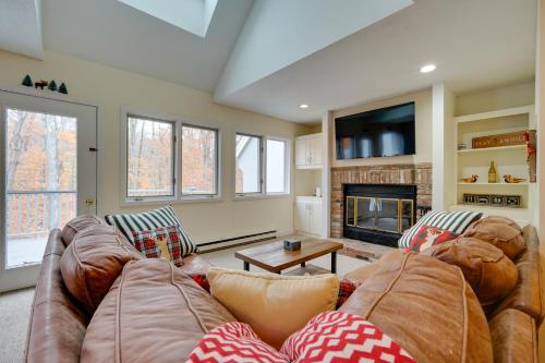 Sunny Stratton Townhome ~ 1 Mi to Skiing! in Stratton (VT)