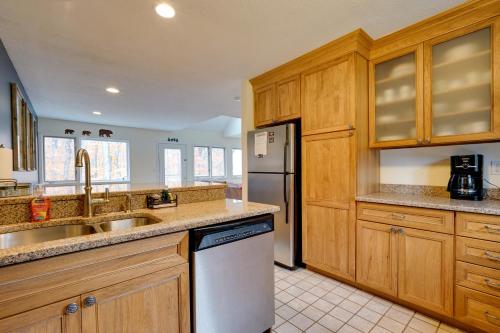 Sunny Stratton Townhome ~ 1 Mi to Skiing! in Stratton (VT)