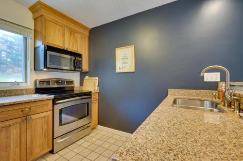 Sunny Stratton Townhome ~ 1 Mi to Skiing! in Stratton (VT)
