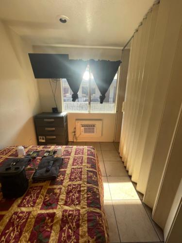 Crown Inn & Suites in ลาเมซา (CA)