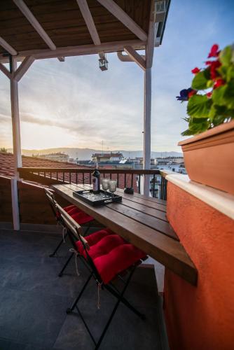 Létesítmények, Luxury in the centre of the city in Agioi Anargyroi