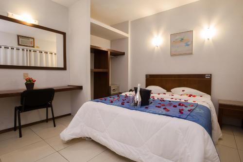 1 double bed, 1 twin bed