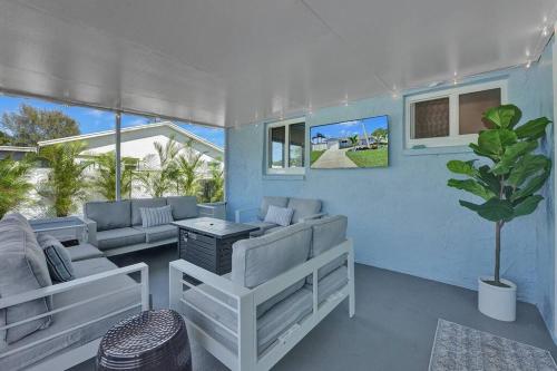 NEW Stunning Delray Waterfront Oasis - Heated Pool, Spa, Canal, Dock, Huge Patio, Pool Table!