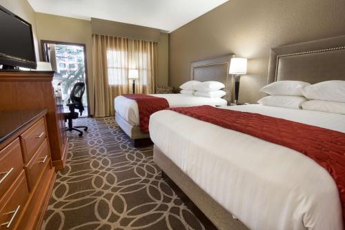 2 queen beds