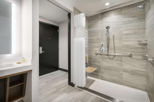 Double Room with Two Double Beds and Roll-in Shower - Mobility Access image 3