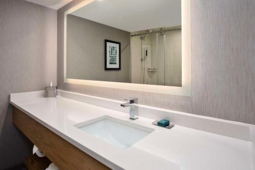 DoubleTree by Hilton Lansing Room Type - Queen Room with Two Queen Beds - Hearing Access
