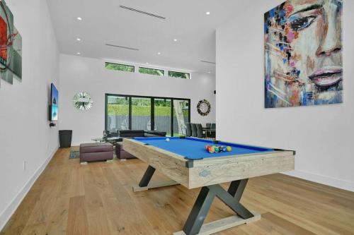 Design House -Heated Pool -Big Yard -Gated Parking in Miami, USA