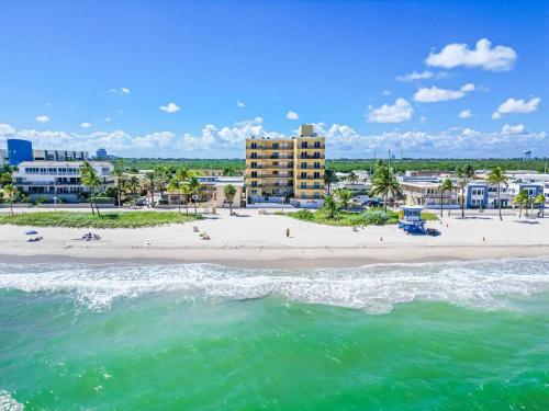 Beach Front 1 Bedroom with Ocean View, Pool and Parking - Tap to explore photos
