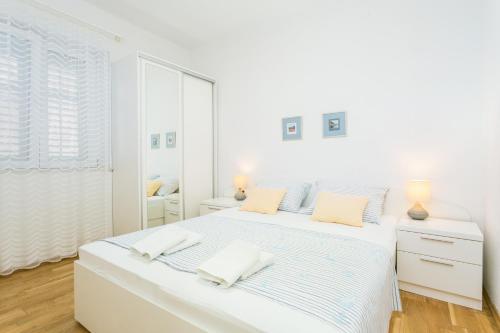 One-Bedroom Apartment with Terrace and Sea View image 10