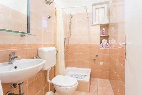 One-Bedroom Apartment with Terrace and Sea View image 6