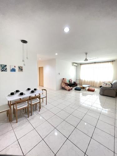 อพาร์ตเมนต์ 3 ห้องนอน 2 ห้องน้ำส่วนตัว ขนาด 1200 ตร.ม. – กลางเมืองกูชิง (Anna Cozy Apartment with swimming pool) near สนามบินนานาชาติกูชิง