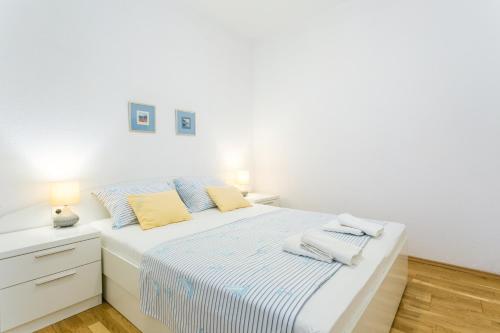 One-Bedroom Apartment with Terrace and Sea View image 7