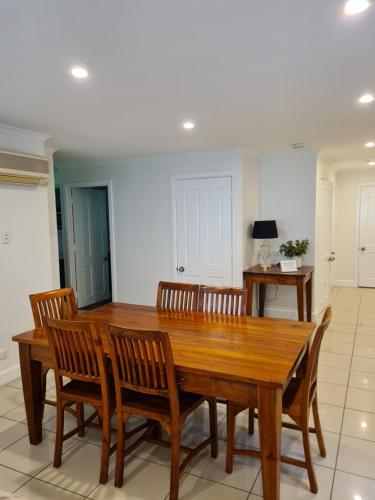 มัวร์ พาร์ค อพาร์ตเมนต์ (Moore Park Apartments) in อาร์มิเดล