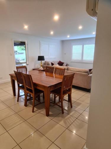 มัวร์ พาร์ค อพาร์ตเมนต์ (Moore Park Apartments) in อาร์มิเดล