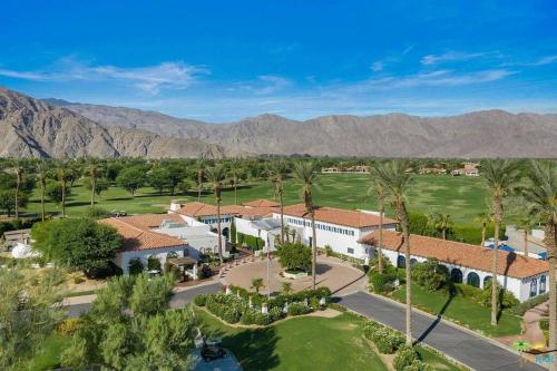 Quiet Citrus Club Oasis w/Pool in La Quinta, USA