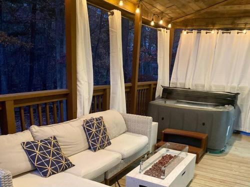 Shenandoah Cabin Hot Tub Getaway in McGaheysville, USA