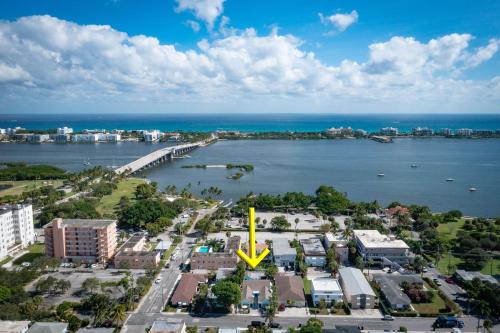 Steps to Beach & Downtown! Spacious Beach Bungalow #2