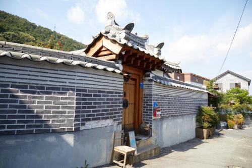 Bonghwangjae Hanok Guesthouse