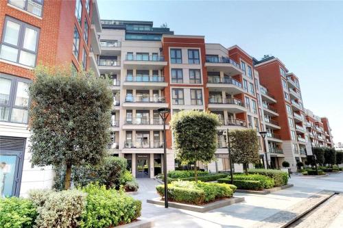 Exterior view, Spacious 3-Bedroom Apartment Near London Museum in Edgware