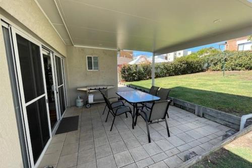 Tomaree Cottage 12 Tomaree Road - 200 mtrs to Beach - Pet Friendly, linen, WiFi & aircon in Шоал Бей