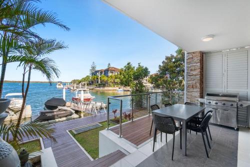 Waterfront Oasis in Runaway Bay - CoastHM in zaljev Runaway 