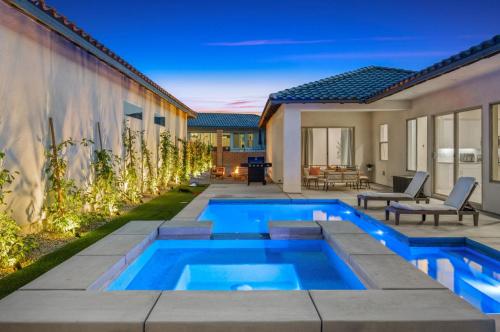 Aqua Blue PGA Signature PGA WEST Walk to Ernies in La Quinta, USA