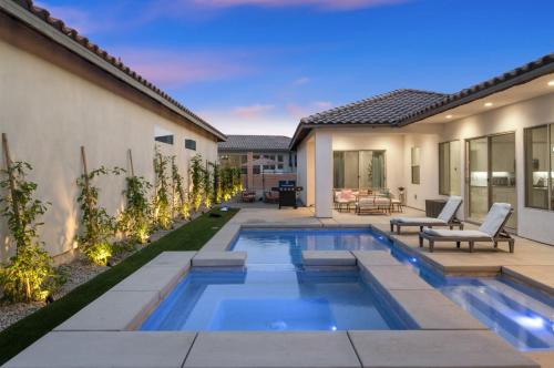 Aqua Blue PGA Signature PGA WEST Walk to Ernies in La Quinta, USA
