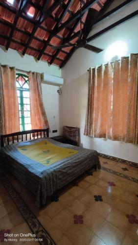 1 queen bed, 1 twin bed