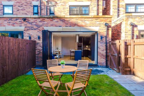 4 Bedroom Townhouse in Manchester - By Hilltop Serviced Apartments gîte à louer Swinton