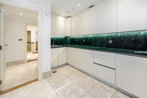 FAM Living- Luxe Penthouse in JBR Marina - Panaromic Sea View - image 11