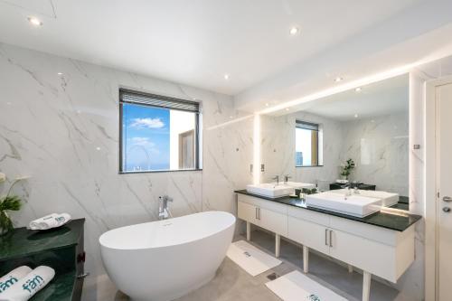 FAM Living- Luxe Penthouse in JBR Marina - Panaromic Sea View - image 10