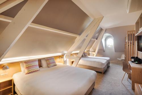 1 queen bed, 2 twin beds