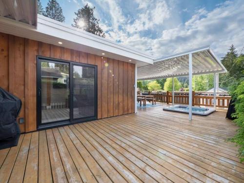 Tranquil private house w hot tub steps to beach. in Gibsons, Canada