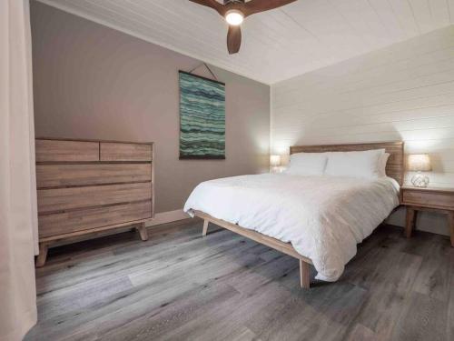 Tranquil private house w hot tub steps to beach. in Gibsons, Canada