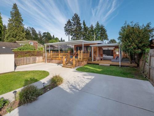 Tranquil private house w hot tub steps to beach. in Gibsons, Canada