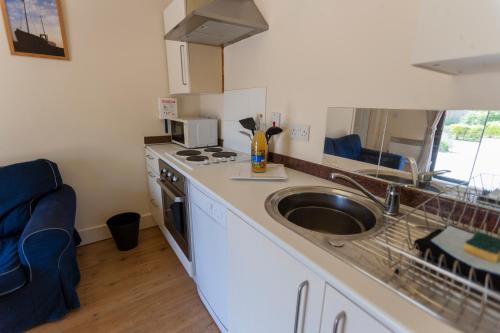 Konyha, Five Cottages in AONB and an Obbit House! in Hastingleigh