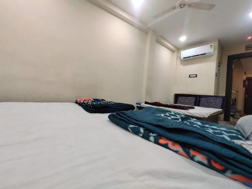 1 king bed, 1 double bed
