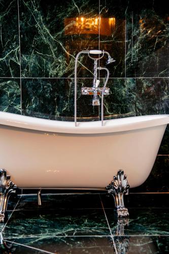 Baño, Park Hotel Linkoping Fawlty Towers in Linkoping