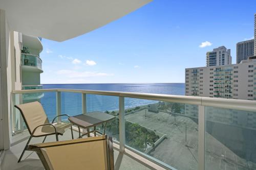 Beachfront Oasis: Ocean Views & Luxe Amenities in Hollywood, USA