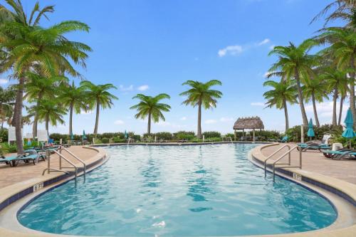 Beachfront Oasis: Ocean Views & Luxe Amenities in Hollywood, USA