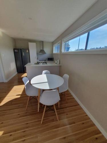 Serene Waterfront GuestHouse- Views & Vibes in Green Point
