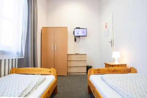 Twin Room with Shared Bathroom image 5