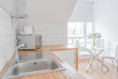 Edinburgh Castle Apartments - image 4