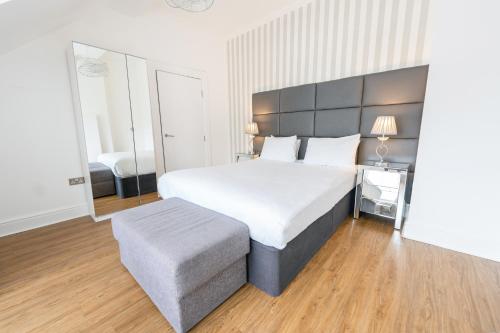 Edinburgh Castle Apartments - image 4