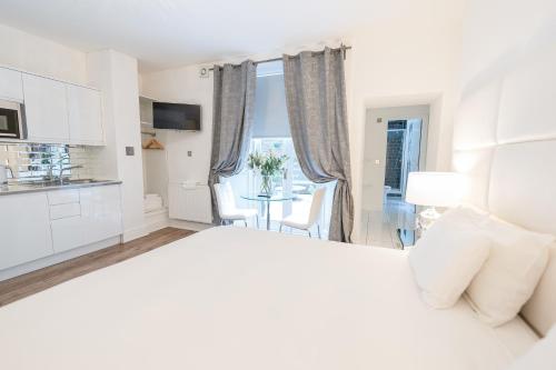 Edinburgh Castle Apartments - image 13