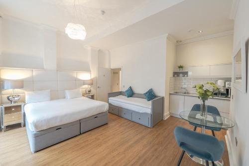 Edinburgh Castle Apartments - image 13