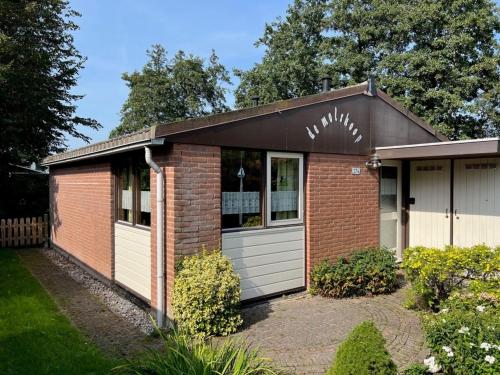  Ferienbungalow mit privatem Garten in Warmenhuizen