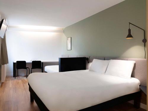 Standard Room with One Double Bed and Twin Beds
