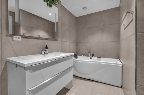 Apartment with Spa Bath image 7